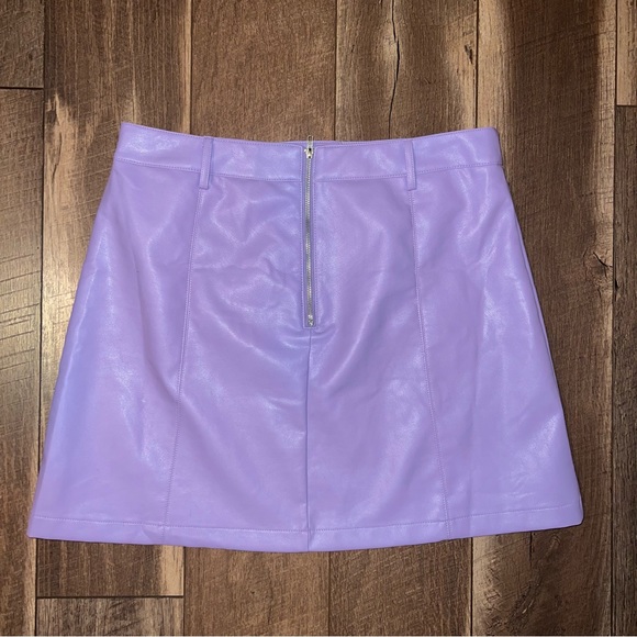 Francesca’s Miami Faux Leather Skirt Purple Lilac Size Large NWT - Picture 3 of 3
